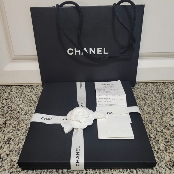 Chanel 24 fall Collection Signature beanie - Picture 9 of 14